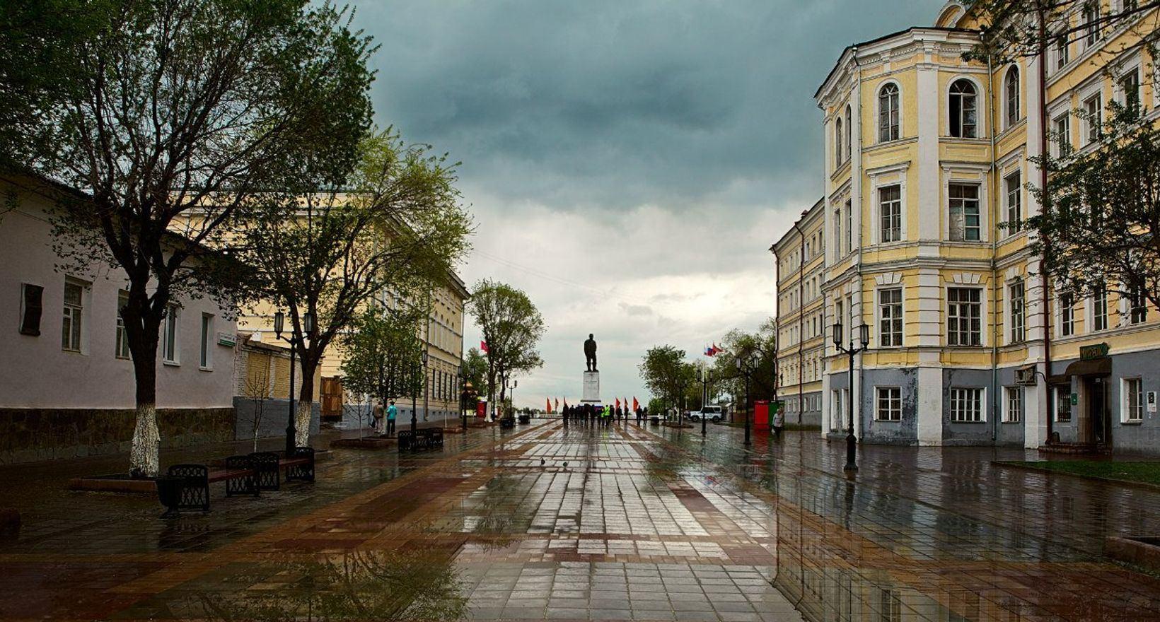 Ер мен әйел Кама Сутра позицияларының фотосуреттерін көрсетеді.